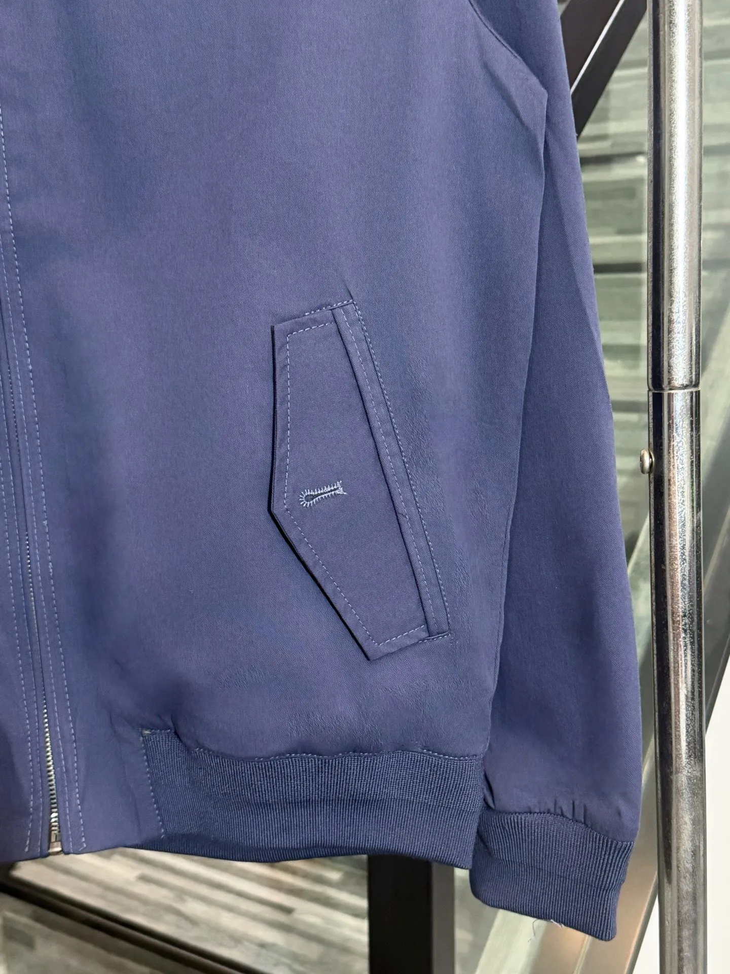 P320 Style number: HE304 Ralph Lauren - Ralph Lauren old money style small label classic mesh jacket. The fabric is made of pure cotton workwear fabrics. The upper body is three-dimensional and stylish. It is a versatile style in autumn. There is a Ralph Lauren small logo embroidered on the chest. Customized original letter hardware zipper. The inside is renamed old money style sub-fabric. It is made from the original version and comes with three labels. You can buy it with confidence. Color: Navy/Khaki Size: S M L XL